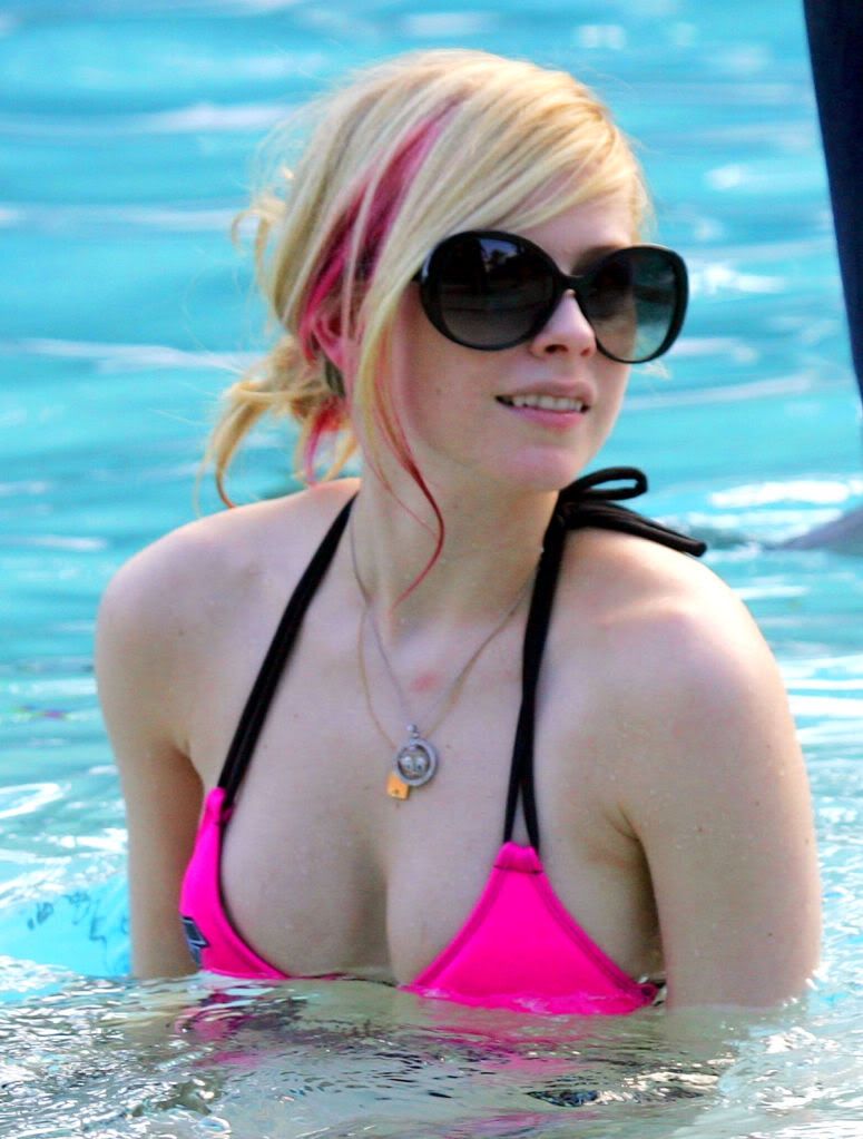  photo Avril-Lavigne-in-a-bikini.jpg